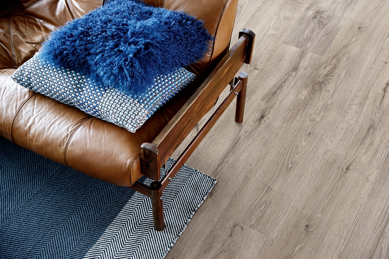 PAVIMENTO IN LAMINATO AC4 PERGO ARENDAL ROVERE GRIGIO BARNHOUSE L0339-04303